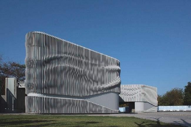 宿迁浅谈现代建筑采用网架结构安装的主要优势和应用